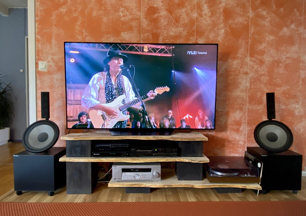 tv-taso jolla is televisio ja sen kuvassa muusikko Dave Lindholm